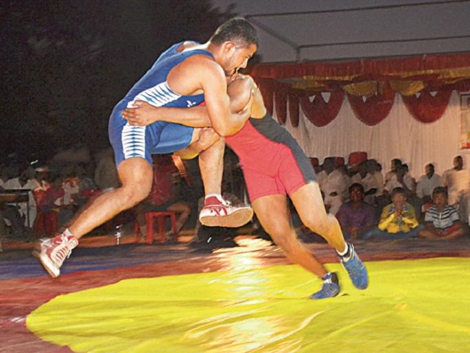 Akshay Shinde, Madhuri lahasane marli baji | अक्षय शिंदे, माधुरी लहासेने मारली बाजी Akshay Shinde, Madhuri lahasane marli baji | अक्षय शिंदे, माधुरी लहासेने मारली बाजी