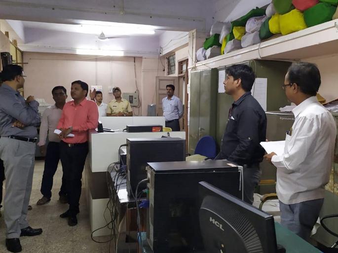Office of the District Collector | जिल्हाधिकाऱ्यांकडून कार्यालयाची झाडाझडती