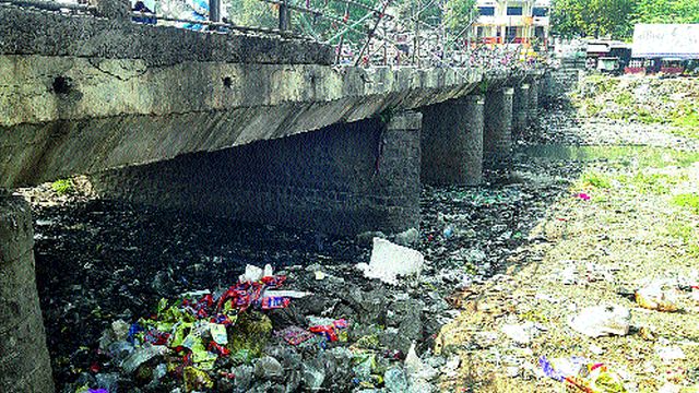 Dirt empire in the Malegavi Mosam river basin | मालेगावी मोसम नदीपात्रात घाणीचे साम्राज्य Dirt empire in the Malegavi Mosam river basin | मालेगावी मोसम नदीपात्रात घाणीचे साम्राज्य