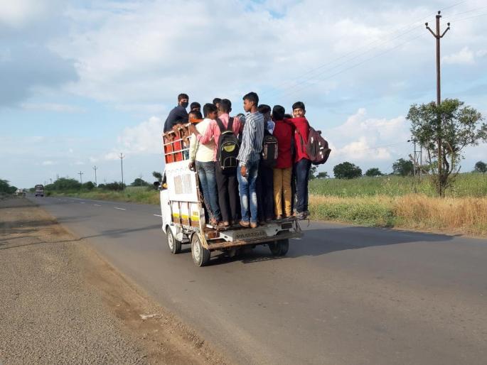 Your life is important to the people of the house, don't risk hanging in the wreckage | घरच्या लोकांसाठी तुमचा जीव महत्त्वाचा, भंगार गाड्यात लटकून धोका पत्करू नका