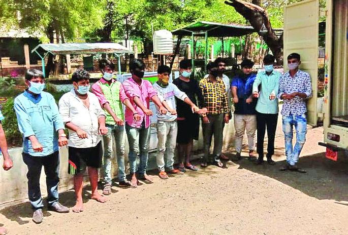 13 arrested who came from Mumbai | मालवाहकातून मुंबईहून आलेल्या १३ जणांना अटक 13 arrested who came from Mumbai | मालवाहकातून मुंबईहून आलेल्या १३ जणांना अटक