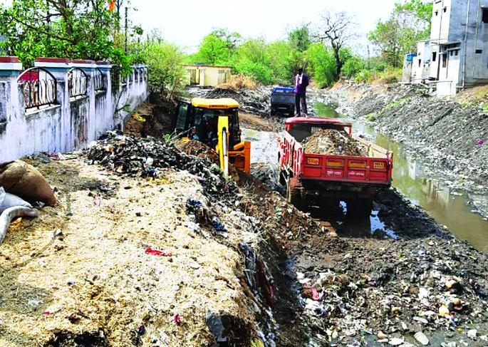 Dranage clean campaing slow in Khamgaon | खामगावातील नालेसफाई कासव गतीने! Dranage clean campaing slow in Khamgaon | खामगावातील नालेसफाई कासव गतीने!