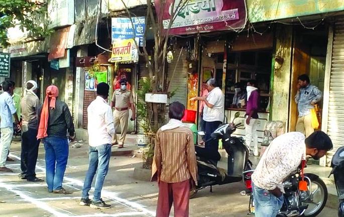 Controlling the crowd by draw boxes in Khamgaon city | खामगाव शहरात चुन्याचे रकाने आखून गर्दीवर नियंत्रण Controlling the crowd by draw boxes in Khamgaon city | खामगाव शहरात चुन्याचे रकाने आखून गर्दीवर नियंत्रण