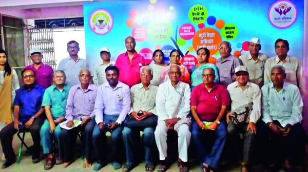 Teach of the senior gown smart phone | ज्येष्ठ गिरवतात स्मार्ट फोनचे धडे