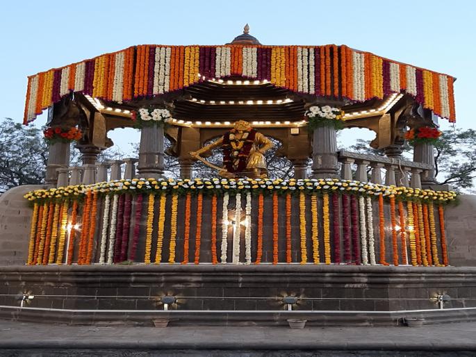 Government tribute to chatrapati sambhaji maharaj at wadhu budruk and tulapur | वढु व तुळापुर येथे छत्रपती शंभूराजांना शासकीय मानवंदना; पहिल्यांदाच शांततेत कार्यक्रम Government tribute to chatrapati sambhaji maharaj at wadhu budruk and tulapur | वढु व तुळापुर येथे छत्रपती शंभूराजांना शासकीय मानवंदना; पहिल्यांदाच शांततेत कार्यक्रम