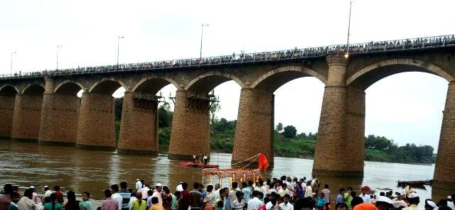 Sangli's mayor's warning: Need to take the sticks for the pure water on the road | शुद्ध पाण्यासाठी काठ्या घेऊन रस्त्यावर उतरावे लागेल : सांगलीच्या महापौरांचा इशारा Sangli's mayor's warning: Need to take the sticks for the pure water on the road | शुद्ध पाण्यासाठी काठ्या घेऊन रस्त्यावर उतरावे लागेल : सांगलीच्या महापौरांचा इशारा