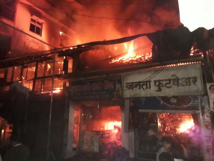 Four shops in Kudal were burnt to death | कुडाळमधील चार दुकाने भीषण आगीत खाक Four shops in Kudal were burnt to death | कुडाळमधील चार दुकाने भीषण आगीत खाक