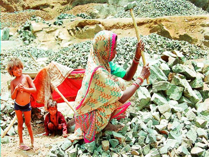 Stomach, water, rains, and transfer on the way of malnutrition | कुपोषणाच्या मार्गावर पोट,पाणी, पावसाळा अन् स्थलांतर Stomach, water, rains, and transfer on the way of malnutrition | कुपोषणाच्या मार्गावर पोट,पाणी, पावसाळा अन् स्थलांतर