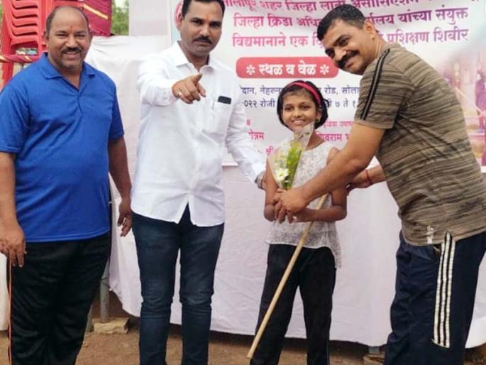 Newspaper seller's daughter from Solapur selected for international competition | सोलापुरातील वृत्तपत्र विक्रेत्याच्या कन्येची आंतराष्ट्रीय स्पर्धेसाठी निवड Newspaper seller's daughter from Solapur selected for international competition | सोलापुरातील वृत्तपत्र विक्रेत्याच्या कन्येची आंतराष्ट्रीय स्पर्धेसाठी निवड