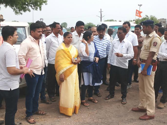 Satara: Dnyaneshwar Maharaj examined by the Collector of Palakkal | सातारा : ज्ञानेश्वर महाराज पालखीतळाची जिल्हाधिकाऱ्यांकडून पाहणी