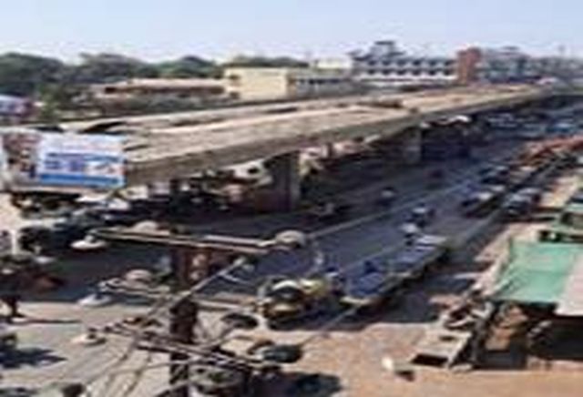 Work on Malegaon flyover is slow | मालेगावी उड्डाण पुलाचे काम संथगतीने
