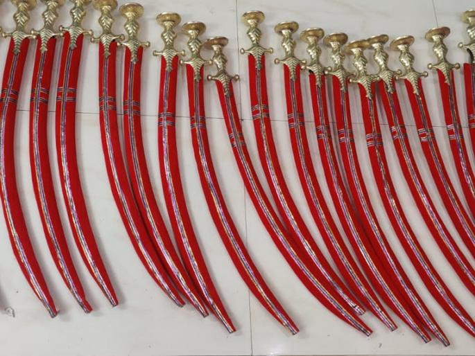 Abb ... Malegaon potbar swords confiscated | अबब...मालेगावी पोतेभर तलवारी जप्त Abb ... Malegaon potbar swords confiscated | अबब...मालेगावी पोतेभर तलवारी जप्त