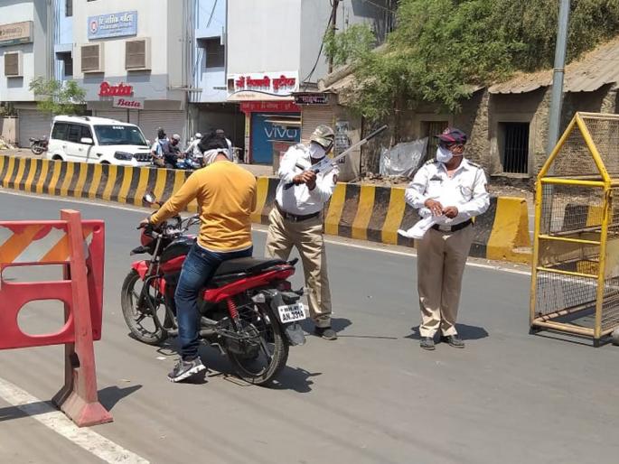 Police crack down on violators | संचारबंदीचे उल्लंघन करणाऱ्यांवर पोलीसांनी उगारला दंडुका  Police crack down on violators | संचारबंदीचे उल्लंघन करणाऱ्यांवर पोलीसांनी उगारला दंडुका
