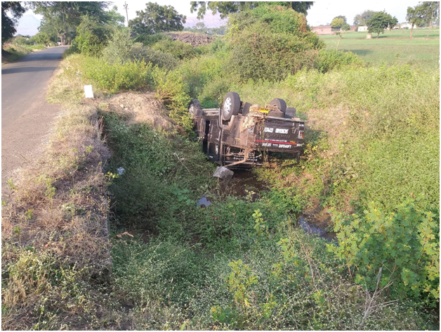 Three injured in Bolero drain | बोलेरो नाल्यात उलटून तीन जखमी Three injured in Bolero drain | बोलेरो नाल्यात उलटून तीन जखमी