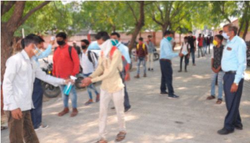 The school bell rang eight months later | आठ महिन्यांनी वाजली शाळेची घंटा The school bell rang eight months later | आठ महिन्यांनी वाजली शाळेची घंटा