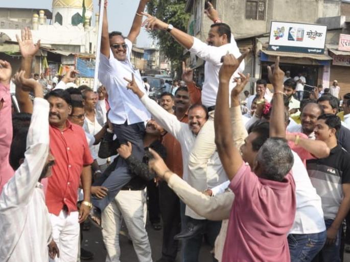 BJP's enthusiasm throughout the district due to the establishment of power | सत्ता स्थापनेमुळे जिल्हाभरात भाजपचा जल्लोष BJP's enthusiasm throughout the district due to the establishment of power | सत्ता स्थापनेमुळे जिल्हाभरात भाजपचा जल्लोष