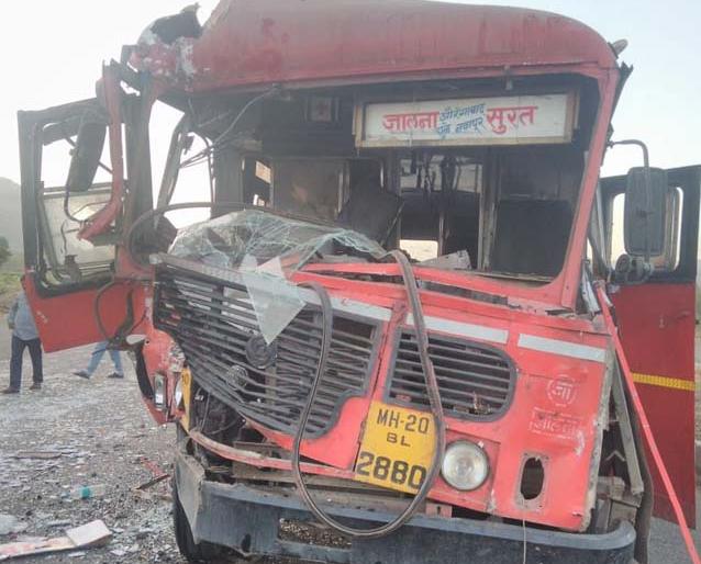 S.T. One injured in bus and private bus accident | एस.टी. बस व खाजगी बसच्या अपघातात एक जखमी