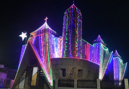 Avoid crowds in church for prayer | प्रार्थनेसाठी चर्चमधील गर्दी टाळा Avoid crowds in church for prayer | प्रार्थनेसाठी चर्चमधील गर्दी टाळा