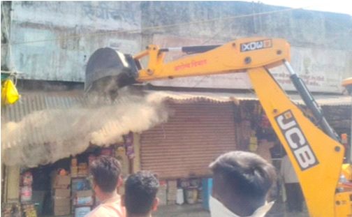 Municipal hammer on encroachments in martyrdom | शहाद्यात पालिकेचा अतिक्रमणांवर हातोडा Municipal hammer on encroachments in martyrdom | शहाद्यात पालिकेचा अतिक्रमणांवर हातोडा