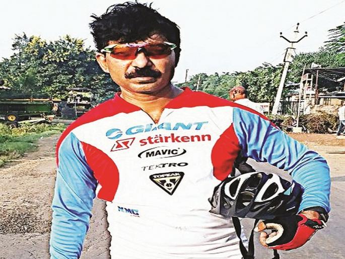 Nanded supply officer has crossed the record of cycling, crossed in 19 hours to 300 kms. Difference of | नांदेडच्या पुरवठा अधिका-याने जलद सायकल चालवण्याचा केला विक्रम, १९ तासात पार केले ३०० कि.मी. चे अंतर 