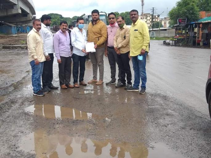 Demand for filling the pits at Ozar | ओझर येथील खड्डे बुजविण्याची मागणी Demand for filling the pits at Ozar | ओझर येथील खड्डे बुजविण्याची मागणी