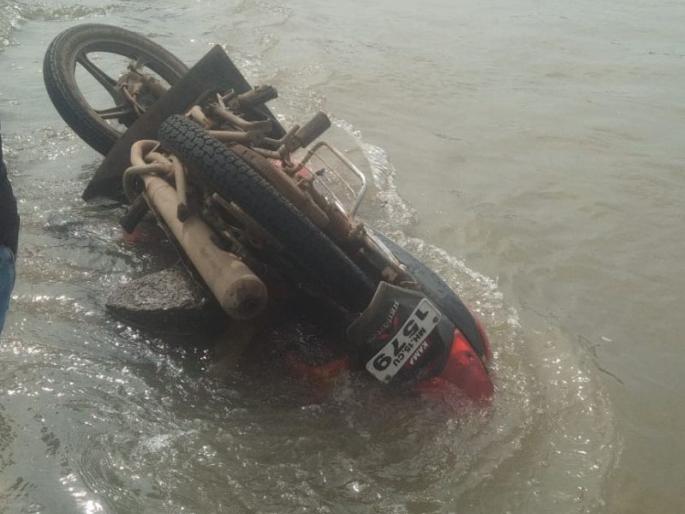Young man dies in flood | पुरात वाहून गेल्याने तरुणाचा मृत्यू Young man dies in flood | पुरात वाहून गेल्याने तरुणाचा मृत्यू