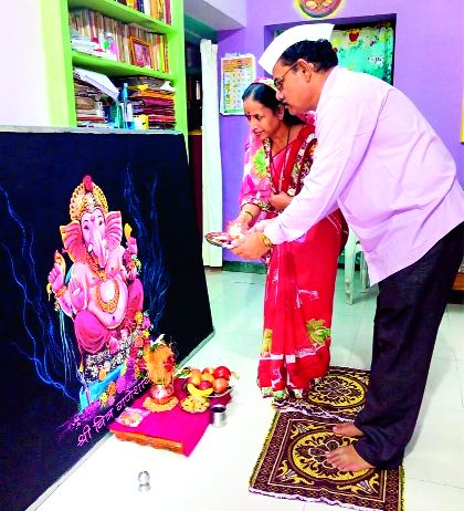 Ganesha's picture made by art teacher | कलाशिक्षकाने केली चित्र गणेशाची स्थापना Ganesha's picture made by art teacher | कलाशिक्षकाने केली चित्र गणेशाची स्थापना