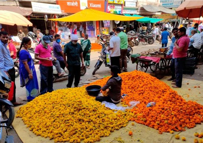 The market blossomed on the eve of Dussehra | दसऱ्याच्या पूर्वसंध्येला बाजारपेठ फुलली The market blossomed on the eve of Dussehra | दसऱ्याच्या पूर्वसंध्येला बाजारपेठ फुलली