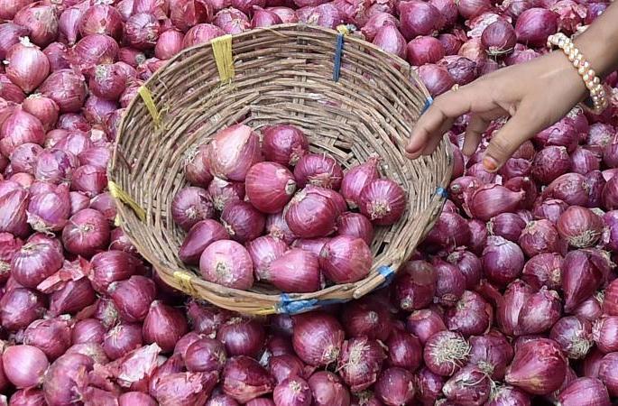 Reduction in red onion prices in Umran | उमराणेत लाल कांदा दरात घसरण Reduction in red onion prices in Umran | उमराणेत लाल कांदा दरात घसरण