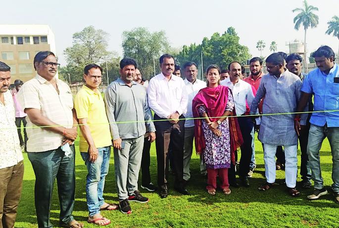Praniti Shinde was amazed to see the beautification of Indira Gandhi Stadium in Solapur | सोलापुरातील इंदिरा गांधी स्टेडियमचे सुशोभिकरण पाहून प्रणिती शिंदे झाल्या अवाक् Praniti Shinde was amazed to see the beautification of Indira Gandhi Stadium in Solapur | सोलापुरातील इंदिरा गांधी स्टेडियमचे सुशोभिकरण पाहून प्रणिती शिंदे झाल्या अवाक्