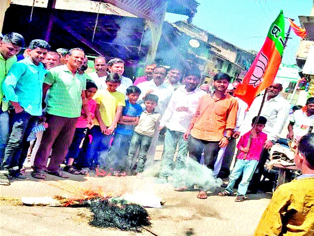 Combustion of statue of Thangavi Pathan | ठाणगावी पठाण यांच्या पुतळ्याचे दहन Combustion of statue of Thangavi Pathan | ठाणगावी पठाण यांच्या पुतळ्याचे दहन