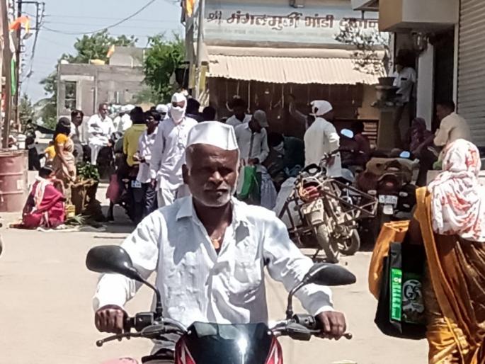 Citizens' negligence in Patod despite the mobilization order | जमावबंदी आदेश असतानाही पाटोद्यात नागरिकांची बेफिकिरी  Citizens' negligence in Patod despite the mobilization order | जमावबंदी आदेश असतानाही पाटोद्यात नागरिकांची बेफिकिरी