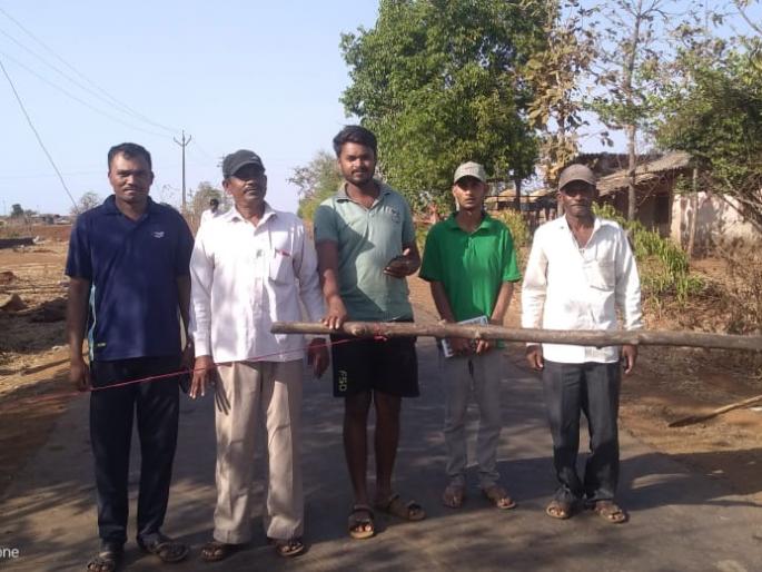 Blockade by cutting wood on the floor | रस्त्यावर लाकडे टाकून नाकाबंदी  Blockade by cutting wood on the floor | रस्त्यावर लाकडे टाकून नाकाबंदी