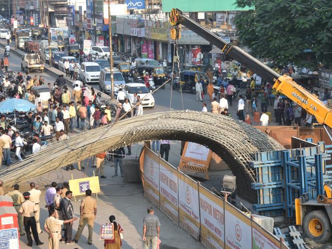 Five ton of iron pillar of Nagpur metro rail collapsed | नागपूर मेट्रो रेल्वेचा पाच टन वजनी लोखंडी पिलरचा ढाचा कोसळला Five ton of iron pillar of Nagpur metro rail collapsed | नागपूर मेट्रो रेल्वेचा पाच टन वजनी लोखंडी पिलरचा ढाचा कोसळला