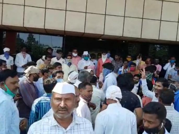 Onion auction closed as soon as prices fall in Pimpalgaon | पिंपळगावी दर घसरताच कांदा लिलाव बंद