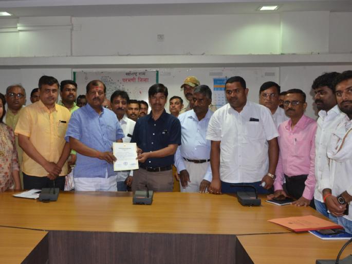 Parbhani: Jadhav has won the certificate of victory | परभणी : जाधव यांना विजयाचे प्रमाणपत्र केले प्रदान