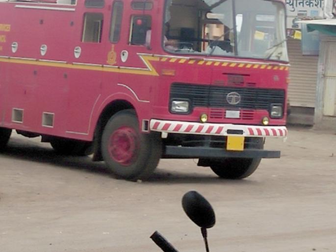 Parbhani: Fire brigade in Sonpeth | परभणी :सोनपेठमध्ये अग्निशमन गाडीवर दगडफेक Parbhani: Fire brigade in Sonpeth | परभणी :सोनपेठमध्ये अग्निशमन गाडीवर दगडफेक