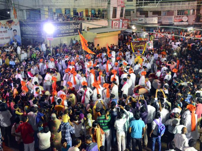 Parbhani: Vissarjana is a crowd of people | परभणी : विसर्जनाला उसळली गर्दी Parbhani: Vissarjana is a crowd of people | परभणी : विसर्जनाला उसळली गर्दी