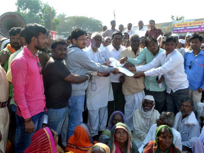 Parbhani: Gangakhed city protesters scared | परभणी : गंगाखेड शहर आंदोलनांनी दणाणले Parbhani: Gangakhed city protesters scared | परभणी : गंगाखेड शहर आंदोलनांनी दणाणले