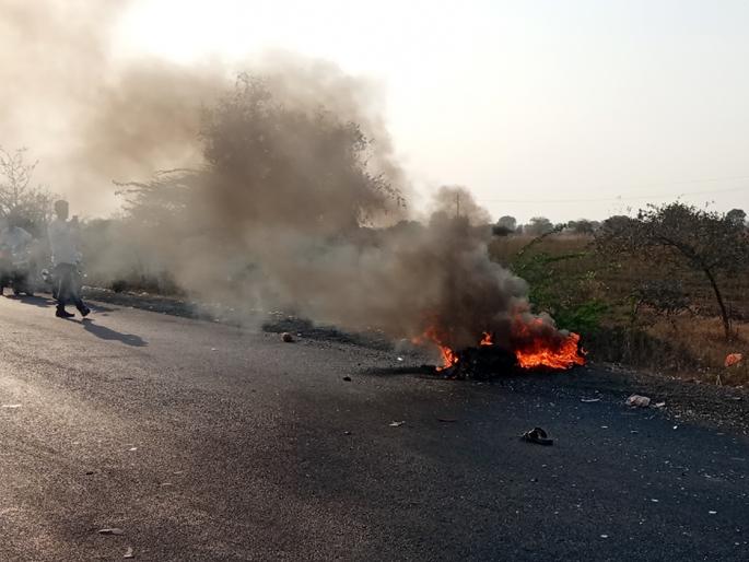 Two bikes after Parbhani accident; One killed | परभणीत अपघातानंतर दुचाकी पेटली; एक ठार Two bikes after Parbhani accident; One killed | परभणीत अपघातानंतर दुचाकी पेटली; एक ठार