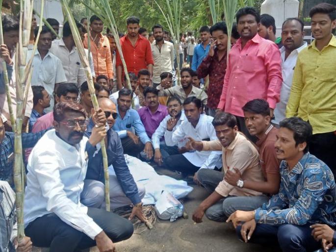 Pahar organization for overcrowded sugarcane bills, symbolic reminder of 'Sahyatra' | थकीत ऊस बिलासाठी प्रहार संघटना आक्रमक, सोलापूरात सहकारमंत्र्यांची प्रतिकात्मक काढली ‘प्रेतयात्रा’ Pahar organization for overcrowded sugarcane bills, symbolic reminder of 'Sahyatra' | थकीत ऊस बिलासाठी प्रहार संघटना आक्रमक, सोलापूरात सहकारमंत्र्यांची प्रतिकात्मक काढली ‘प्रेतयात्रा’