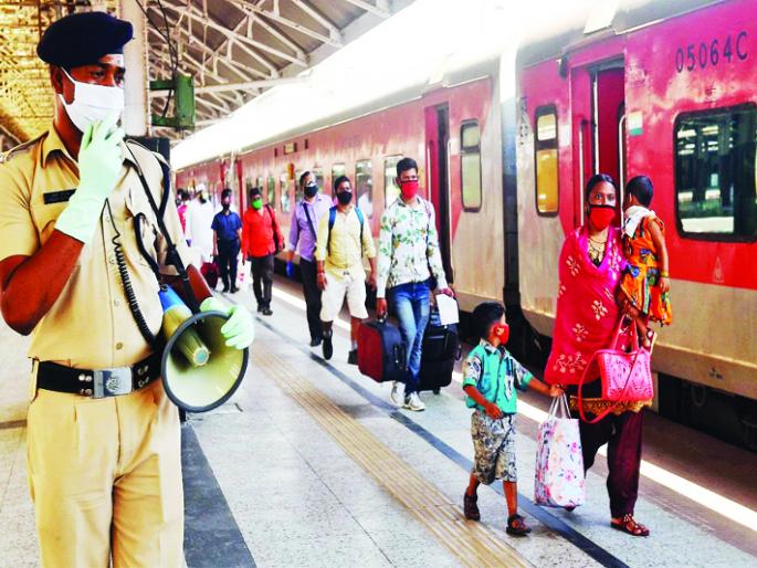 Solapurkars go anywhere by train .. No waiting; Decline in passenger numbers due to corona | सोलापूरकरांनो रेल्वेने कोठेही जा.. नो वेटिंग; कोरोनामुळे प्रवासी संख्येत घट Solapurkars go anywhere by train .. No waiting; Decline in passenger numbers due to corona | सोलापूरकरांनो रेल्वेने कोठेही जा.. नो वेटिंग; कोरोनामुळे प्रवासी संख्येत घट