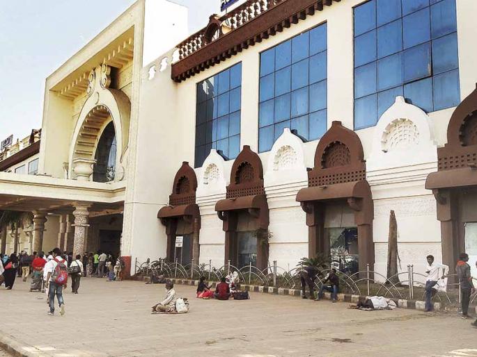 The colorful colors of the Aurangabad railway station have changed | आकर्षक रंगरंगोटीने औरंगाबाद रेल्वेस्टेशनचे रुपडे पालटले The colorful colors of the Aurangabad railway station have changed | आकर्षक रंगरंगोटीने औरंगाबाद रेल्वेस्टेशनचे रुपडे पालटले