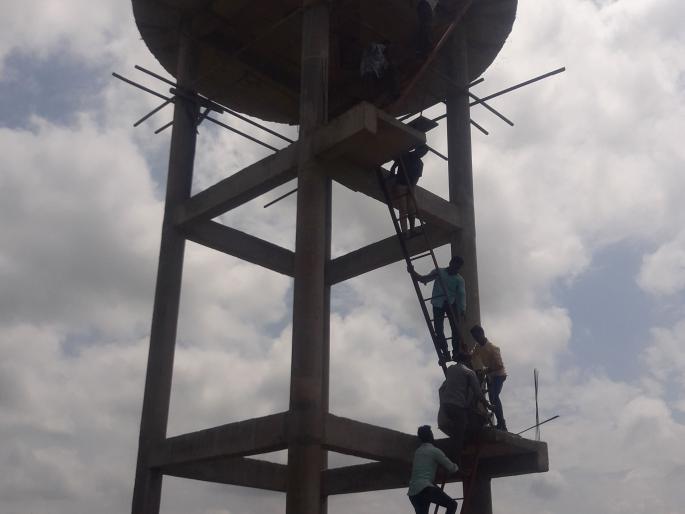 Worker's death after falling down while working on a water tank | पाण्याच्या टाकीवर काम करताना खाली पडल्याने कामगाराचा मृत्यू  Worker's death after falling down while working on a water tank | पाण्याच्या टाकीवर काम करताना खाली पडल्याने कामगाराचा मृत्यू