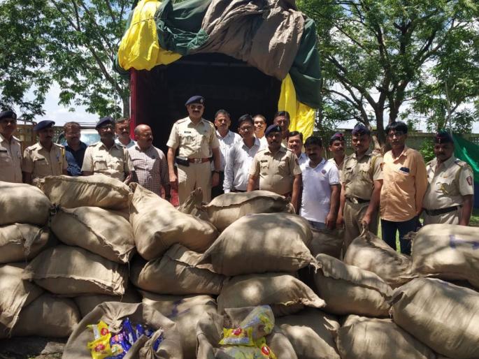 A gutkha of 5 lakhs was seized at Amalner | अमळनेर येथे २३ लाखांचा गुटखा पकडला A gutkha of 5 lakhs was seized at Amalner | अमळनेर येथे २३ लाखांचा गुटखा पकडला