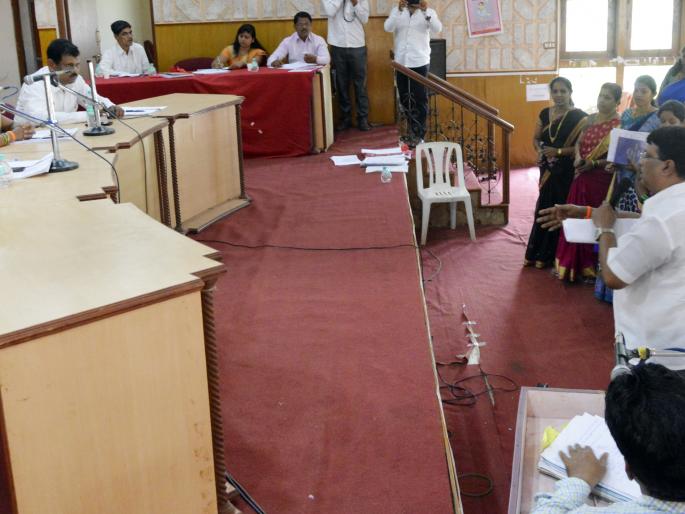 Ratnagiri Panchayat Samiti meeting held for the protest against the development of the Govt | रत्नागिरी पंचायत समिती सभेत गटविकास अधिकाऱ्यांच्या निषेधार्थ सभात्याग Ratnagiri Panchayat Samiti meeting held for the protest against the development of the Govt | रत्नागिरी पंचायत समिती सभेत गटविकास अधिकाऱ्यांच्या निषेधार्थ सभात्याग