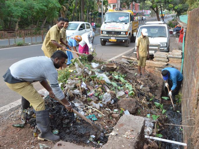 In the Ratnagiri ward, Nalasaiya continues, in rainy season | रत्नागिरीत प्रभागवार नालेसफाई सुरू, पावसाळा तोंडावर In the Ratnagiri ward, Nalasaiya continues, in rainy season | रत्नागिरीत प्रभागवार नालेसफाई सुरू, पावसाळा तोंडावर