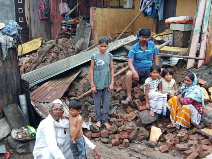 Rain falls in Chalisgaon after the house collapses | चाळीसगावात पावसामुळे घर कोसळून कुटुंब उघड्यावर Rain falls in Chalisgaon after the house collapses | चाळीसगावात पावसामुळे घर कोसळून कुटुंब उघड्यावर