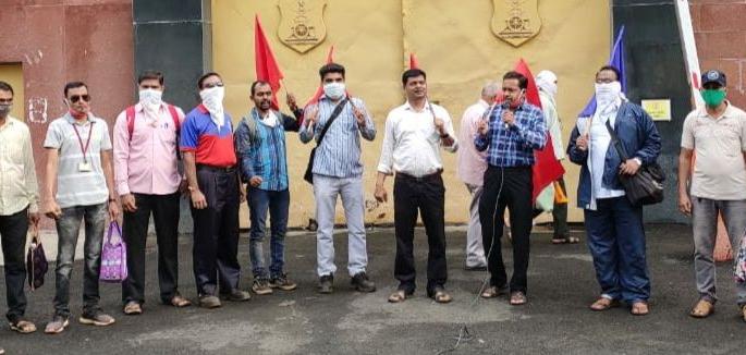 Demonstrations by defense workers in Bhusawal | भुसावळात संरक्षण कामगारांची निदर्शने