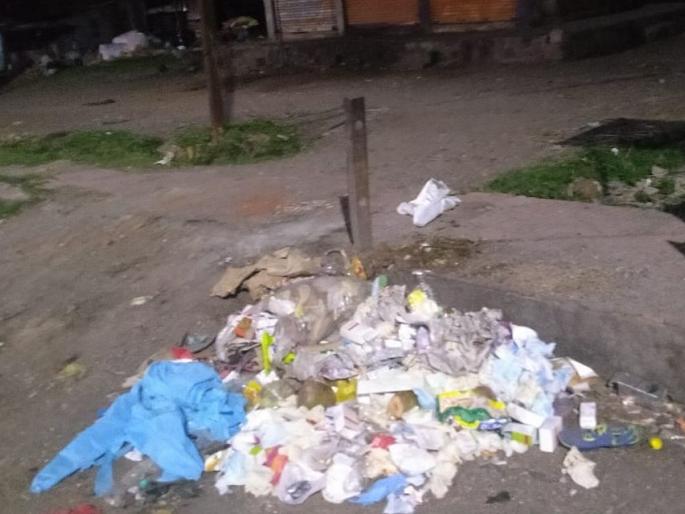 Used PPE insects thrown in front of the hospital | वापरलेले पीपीई किट, ग्लोज, मास्क रुग्णालयाबाहेर उघड्यावर फेकले